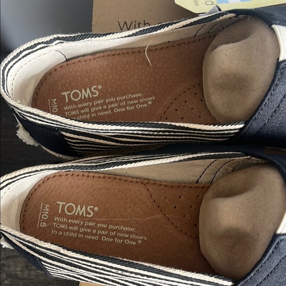 TOMS Classic Black Slip-On Shoes 10.5 - Picture 2 of 7